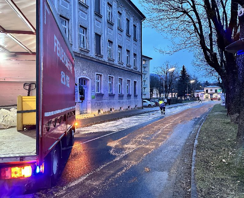 Bagger verliert Hydrauliköl- Massive Ölspur in der Villacher Innenstadt (Bild 2)